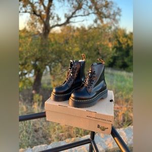 Platform Dr. Martens! Size: “US Women’s 9/ US Men’s 8” 🖤 Black Leather